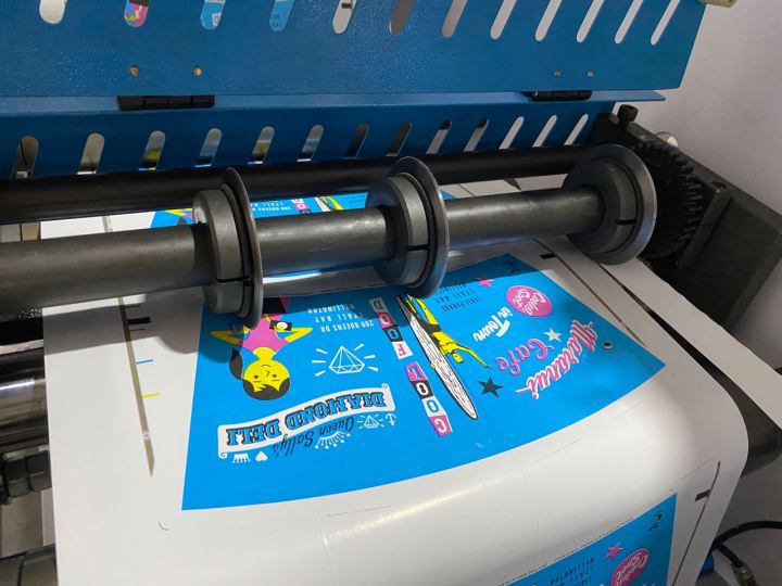 Impressora flexográfica de etiquetas adesivas de 5 cores